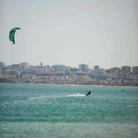 Rider devant la ville au bord de l'eau
