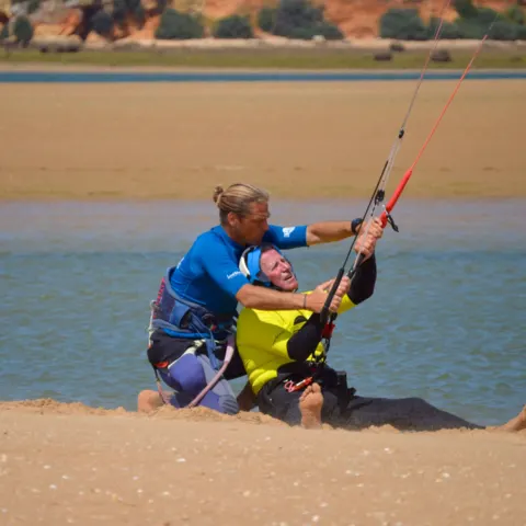 Cours de kitesurf avec un moniteur dans l'eau
