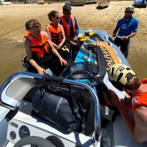 Briefing à bord du bateau de transport vers le spot