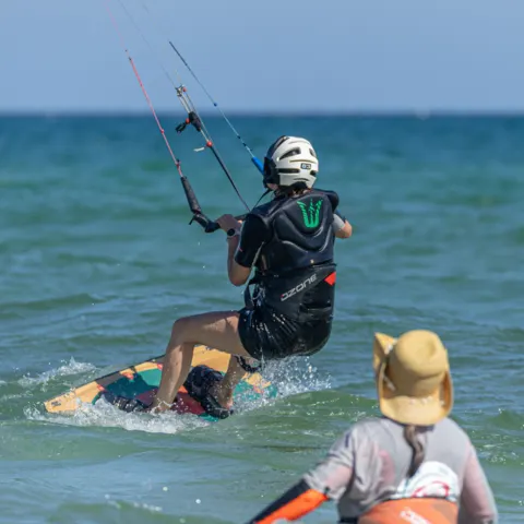 Kitesurfeur en navigation