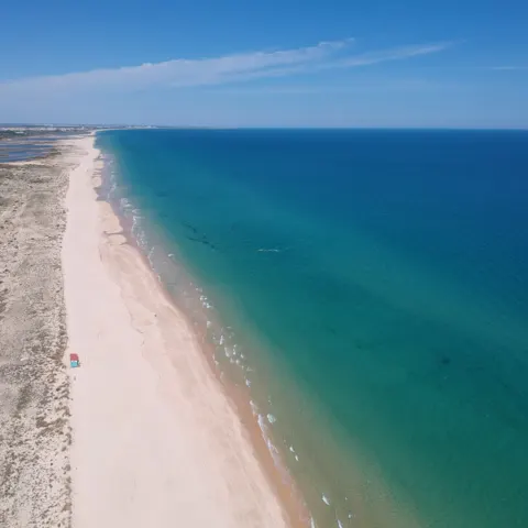 Vue aérienne d'une plage et de la mer