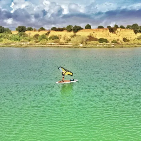 Session de wing sur une eau calme