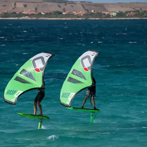 Deux riders de wingfoil