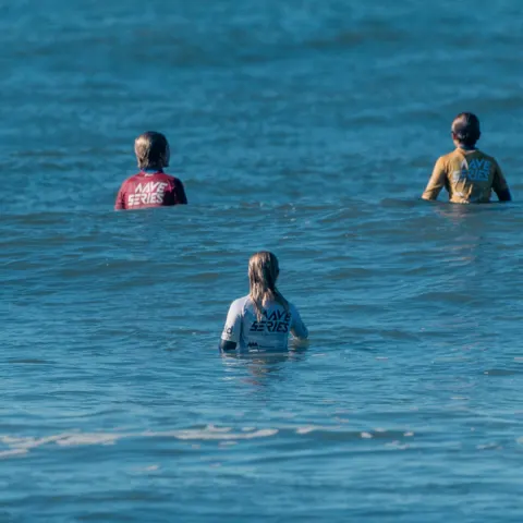 Surfeurs dans l'eau pendant un cours