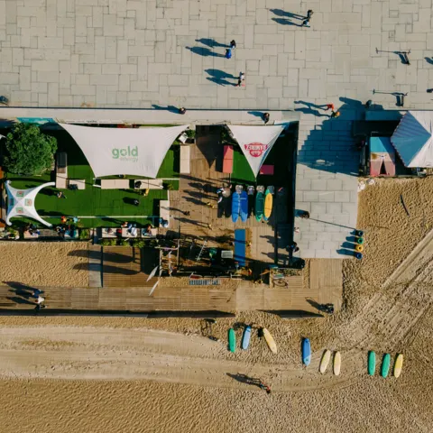 L'espace de l'école sur la plage vu du ciel