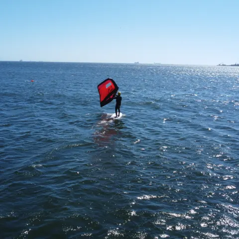 Wing foil sur l'eau