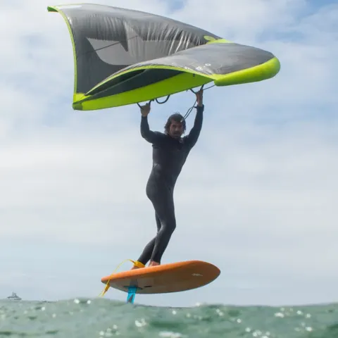 Rider en wing foil