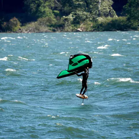 Rider en wing foil sur la lagune