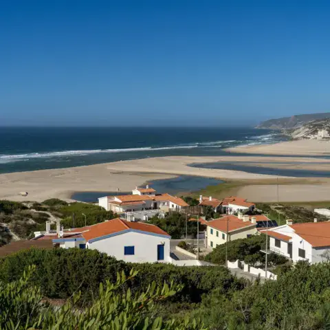La lagune de Óbidos et la mer