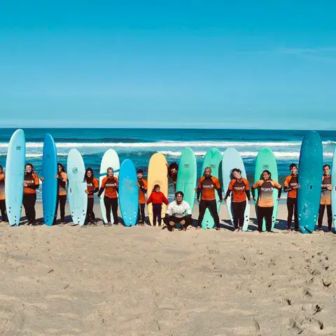 Photo de groupe de l'école avec les planches
