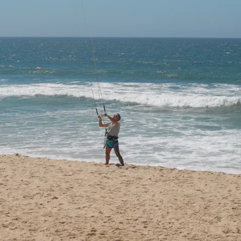 Pilotage d'un kite depuis la plage