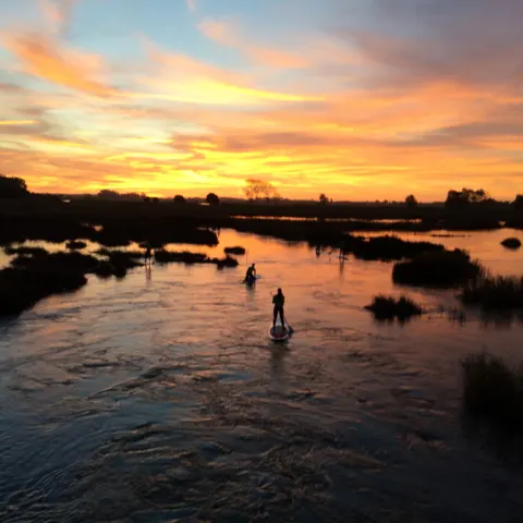 Sortie de stand up paddle au coucher du soleil