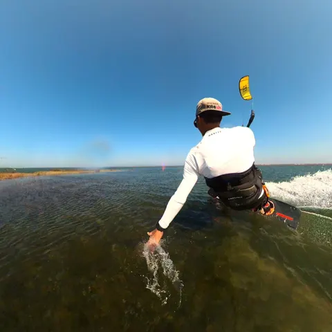 Rider dans les eaux peu profondes de la ria