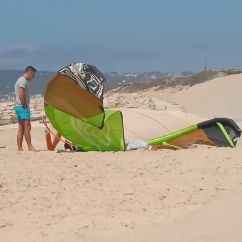 Préparation d'un kite sur la plage