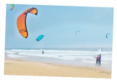 Kites en l'air sur la plage pendant un cours