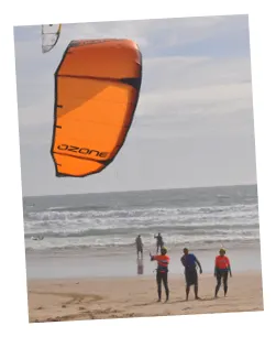 Cours collectif de kitesurf sur le sable