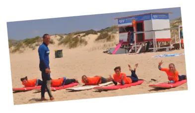 Cours de surf collectif, échauffement sur la plage