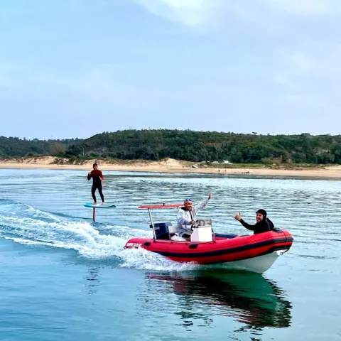 Tow foil derrière un bateau pneumatique