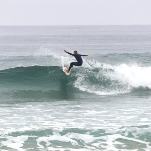 Surfeur sur une vague