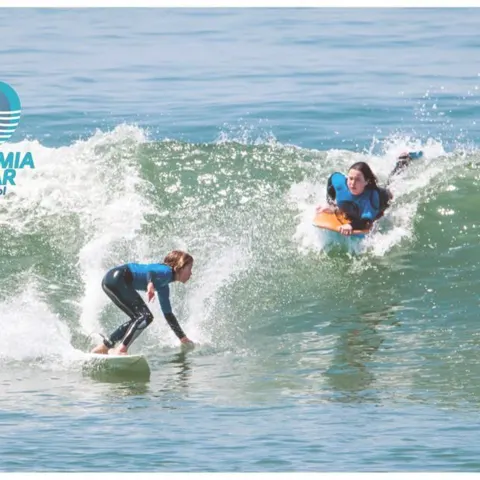 Surf et bodyboard dans les vagues d'Espinho