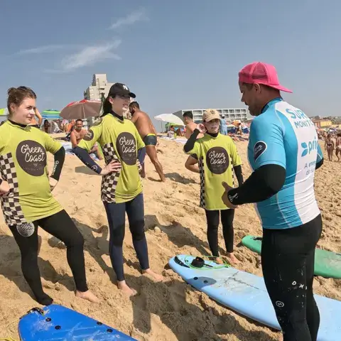 Briefing sur la plage avant le cours de surf