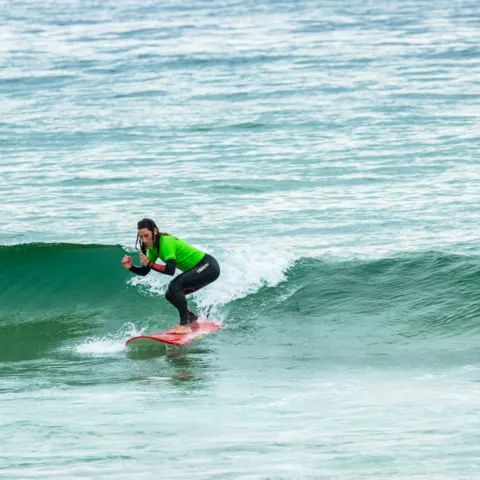 Surfeuse sur une vague