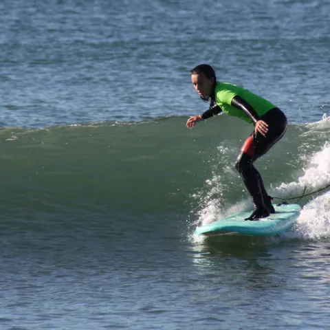 Surfeur sur une vague