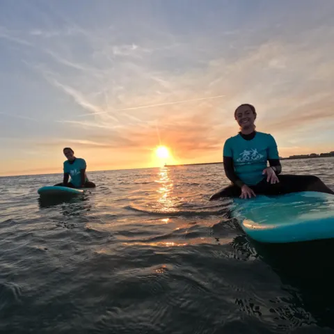 Session de surf au coucher du soleil