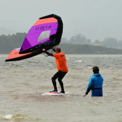 Cours de wingfoil avec un moniteur