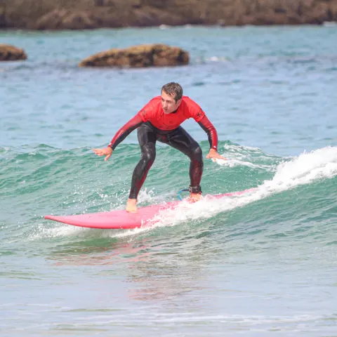 Cours de surf dans les vagues