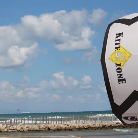 Aile de kitesurf gonflée sur la plage