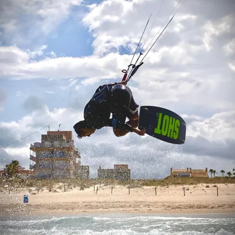 Saut de kitesurf devant la plage
