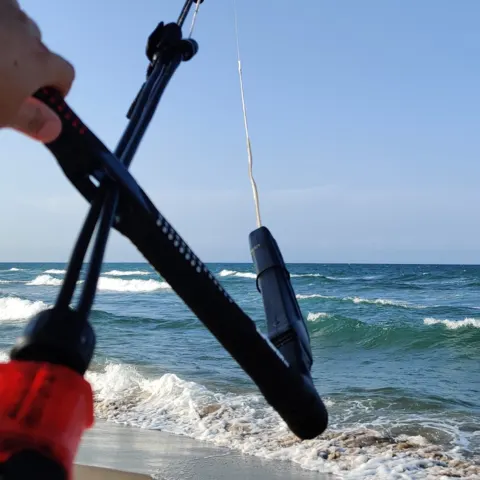 Aile et barre de kitesurf au bord de l'eau