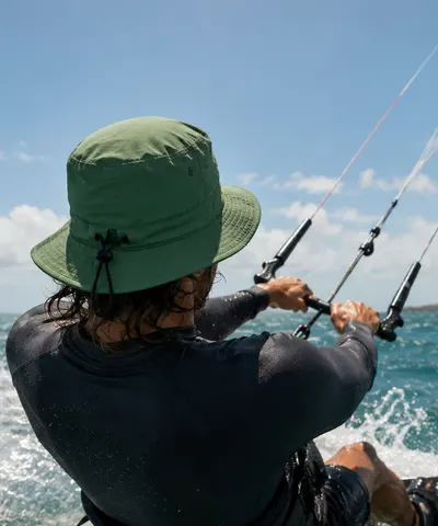 Kitesurfeur sur l'eau, vu de dos