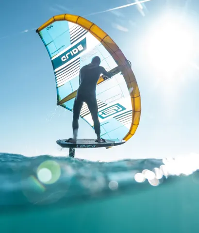 Rider de wing foil en action