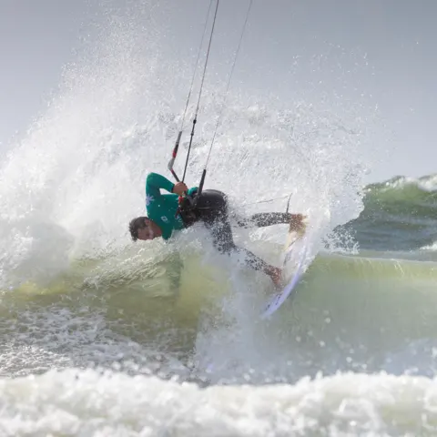 Kitesurfeur dans une vague