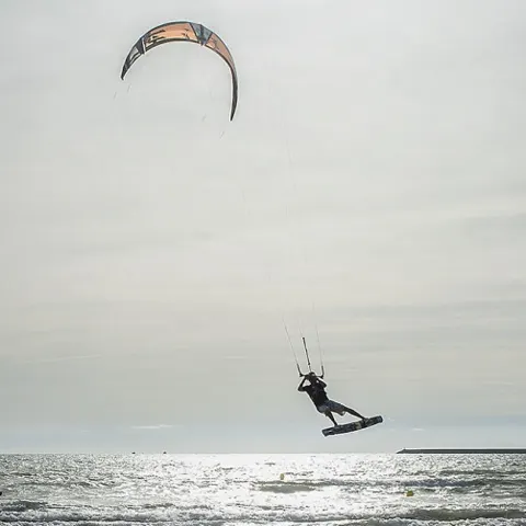 Kitesurfeur sous une aile par temps nuageux