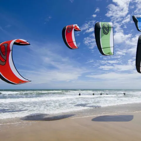 Ailes de kitesurf gonflées sur la plage