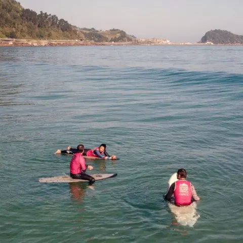 Élèves en gilet rose dans l'eau