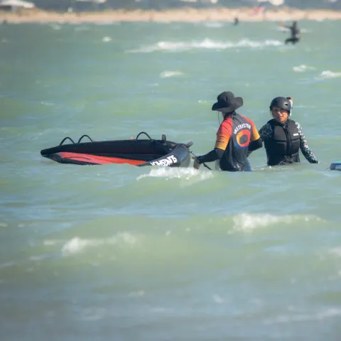 Cours dans l'eau avec casque et gilet