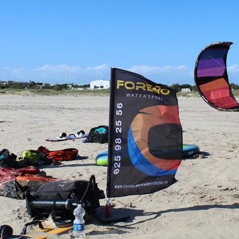 Point de départ des cours sur la plage, avec les drapeaux de l'école