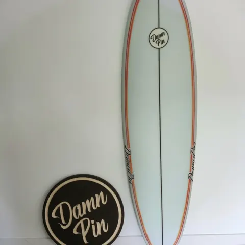 Planche Damnpin avec le logo de l'atelier