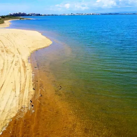 Plan d'eau et rivage de sable