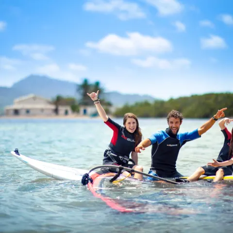 Élèves de windsurf sur leurs planches