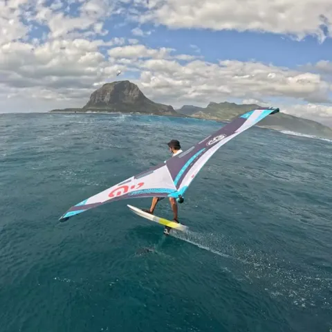 Rider de wing foil en action