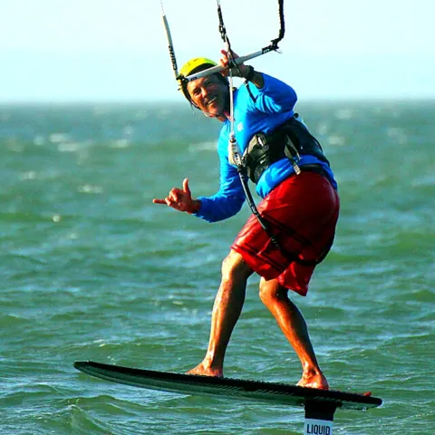 Rider d'hydrofoil à la voile de kite