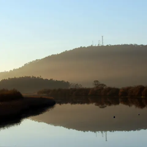 Paysage de rivière et de colline au lever du jour