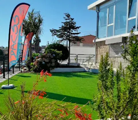 Abords du local de l'école, terrasse et pelouse