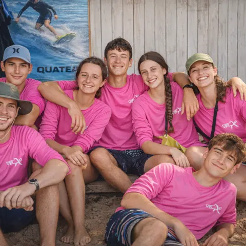 L'équipe de moniteurs en t-shirts roses