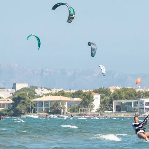 Kitesurfeurs dans la baie